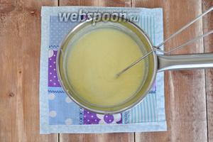 Тонкой струйкой в горячее (но не кипящее) молоко вливать желтки, не переставая мешать смесь. Нагревать до загустения, снять с огня и остудить до комнатной температуры. Английский ванильный соус готов.