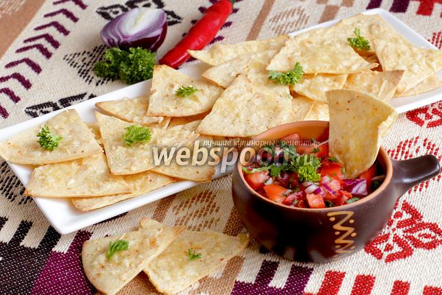 Фото Кукурузные чипсы с соусом сальса из помидоров
