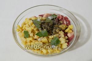 Добавляем молотый чёрный перец (1 щепотка), ломаем на крупные кусочки 1 лавровый лист, чёрный перец горошком (2 г), слегка толчём и также добавляем в начинку.