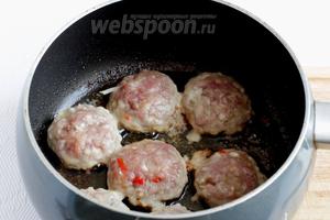 Сформировать круглые или продолговатые котлетки. Обжарить их с двух сторон в небольшом количестве растительного масла. Выложить на блюдо.