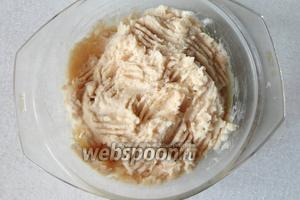 Затем фасоль пропустить через мясорубку, нужно измельчить до состояния пюре любым доступным способом.