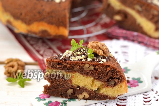 Фото Шоколадно-ванильный пирог с орехами в мультиварке