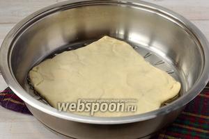 Выложить лепёшку на горячую сковороду с подсолнечным маслом. Огонь — минимальный. Сверху накрыть крышкой и готовить приблизительно 6 минут с одной стороны до образования хрустящей золотистой корочки.