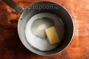 Растопите на медленном огне масло с молоком и сахаром. Масло должно полностью растаять. Остудите молочно-сливочную смесь до 40°C.