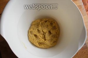 Утром откройте тесто. В моем случае оно практически не поднималось. Я не знаю с чем это связано. Но я пробовала делать подобные булочки не раз, с разными дрожжами и результат одинаков. Однако на конечный результат эта небольшая расстойка ни как не влияла.