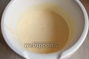 Взбиваем яйца с сахаром. Примерно 3-4 минуты. Добавляем ванильный сахар, разрыхлитель. Скорость мискера убавляем и добавляем масло растительное, не переставая взбивать.