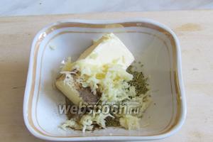 Готовим смесь для курицы. Размягчённое сливочное масло, измельчённый чеснок, розмарин, если свежий, то оставшиеся 2 ветки, лимонный сок, перец чёрный молотый оставшиеся 0,5 чайной ложки разминаем всё вилкой до однородности.