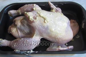 Кладём курицу опять на спинку и обмазываем снаружи всю курицу маслом со специями. Начинку я закрепила снаружи зубочисткой, можно просто связать ножки курицы. Духовку предварительно разогреть до 250°C, решётку на средний уровень. Курицу положить на противень, под курицу можно положить овощи, они пропитаются ароматом и соком курицы. Поставить курицу в духовку на 30 минут для образования корочки и подрумянивания. Затем снизить температуру до 190°C и выпекать ещё около часа до полного приготовления курицы.