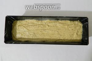 Форму для выпечки кексов смазываем сливочным маслом и высыпаем в неё тесто. Постукиваем формой о рабочую поверхность для равномерного распределения теста.