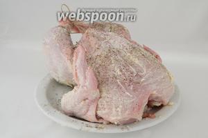 Подготавливаем курицу. Для этого натираем сливочным маслом, солим и перчим. Связываем ножки, крылышки прикрепляем шпажками к грудинке.