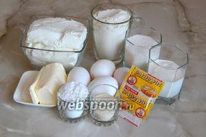 Для приготовления творожного торта «Слёзы ангела» нам понадобятся такие продукты: сливочное масло, творог, мука пшеничная, сахар-песок, сметана, ванилин, яйца куриные (3 желтка в начинку и 3 белка с суфле), манка, сахарная пудра.