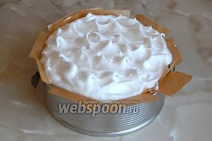 Ложкой выкладываем на творожный слой взбитые белки. Можно сильно не стараться разравнивать поверхность — так будет даже красивее. Ставим в духовку ещё на 15 минут.