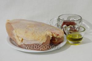 Приготовление салата из булгура с курицей начнём с подготовки куриной грудки. Для этого возьмём куриную грудку, хариссу, оливковое масло и соль.