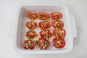 Посыпаем их измельченным чесноком, поливаем оливковым маслом, приправляем кориандром, кумином, перцем молотым и солим.