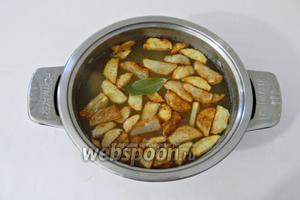 В суп высыпаем картофель фри, лавровый лист, куркуму. Пробуем на соль и досаливаем при необходимости.