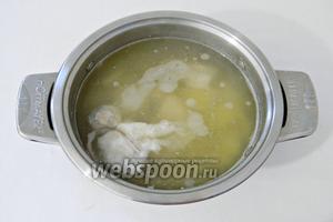 Когда мясо в супе полностью приготовится, а картофель розварится, вынимаем узелок из кастрюли. Картофель можно дополнительно розмять толкушкой.