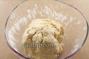 Вот теперь соберём руками мучные комочки в шар. Месить тесто не надо, просто быстро, чтобы масло не размягчилось, собрать тесто в шар. Отправляем его в холодильник минимум на 30 минут, а лучше на 1 час.