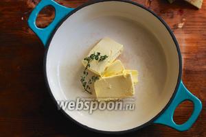 Поставьте на средний огонь сковороду с толстым дном и растопите в ней 6 ст. л. сливочного масла.