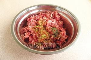 Мясо и лук пропустить через среднюю решётку мясорубки. В фарш добавить овощную приправу, немного чёрного перца и соль.