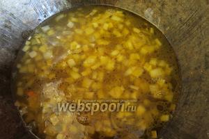 К моркови и луку наливаем кипящий отвар грибной и воду при необходимости — на стакан крупы 2 литра жидкости, и всыпаем крупу.