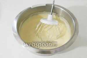 Вливаем растопленное и слегка охлаждённое сливочное масло и ещё раз аккуратно перемешиваем до однородности.
