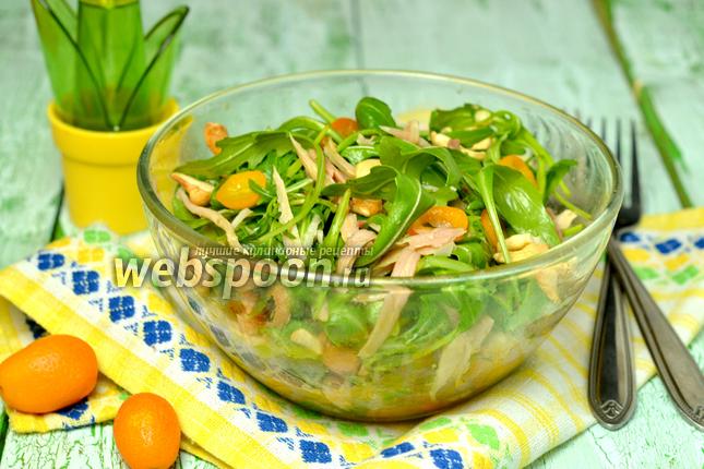 Фото Салат с курицей, кумкватами и кешью