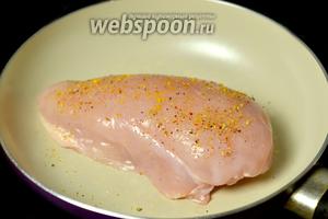 С половинки куриной грудки удаляем кость, натираем солью, посыпаем приправой для курицы и обжариваем до мягкости на сковороде с небольшим количеством подсолнечного масла.