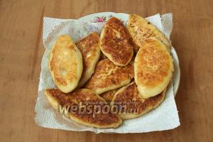 Тарелку застелить бумажными полотенцами и выкладывать манники на них, чтобы убрать весь лишний жир. Я обычно перекладываю их несколькими слоями. По желанию манники можно посыпать сахарной пудрой. Приятного аппетита!