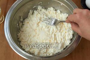 Творог хорошо размять вилкой с сахаром и ванильным сахаром. Я люблю сладкую начинку и всегда пробую творог на вкус. Добавляю пакетик ванильного сахара и 2 ст. л. обычного.