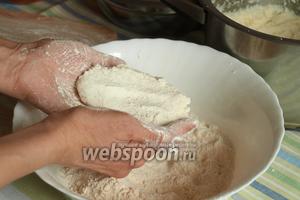 Полученный комок теста выложить на ладонь посыпанную мукой, другой рукой прижать тесто немного похлопывая чтоб струсить лишнюю муку. Распластать тесто в лепёшку.