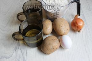 Итак возмём такие продукты — муку, картофель, лук репчатый, яйца (желток и целое), уксус, воду и специи.