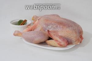 Приготовление фрике с мясным фаршем и курицей начнём с с курицы. Для этого возьмём курицу, воду, лавровый лист, чеснок, перец чёрный горошком, палочку корицы, кардамон, гвоздику, куркуму, соль по вкусу.
