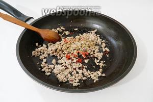 Добавляем в фарш измельченный острый перец (количество по вкусу), сушёный барбарис, куркуму, карри, соль, перец по вкусу.