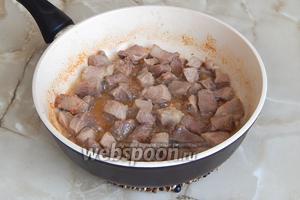 Жарим мясо около 10 минут на довольно большом огне без крышки. Мясо должно «запечататься» и сохранить в себе все соки.