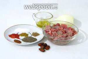 Приготовлене запечённых пельменей под йогуртовым соусом начнём с подготовки начинки. Для этого возьмём мясной фарш, оливковое масло, лук, миндаль, специи, соль по вкусу.