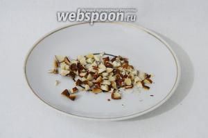 Орехи для начинки лучше брать мелкие. Если орехи крупные, как у меня, то измельчаем их с помощью ножа.