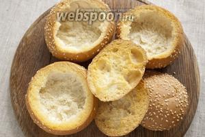 Минут 5-10 подержать в духовке при 150-180 ºC, чтобы булочки немного подсушились. «Шапочки» тоже подсушить, но вынуть их нужно раньше, так как они быстрее подрумяниваются.