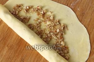 Свернуть лепёшку в аккуратный рулет. Края лепёшки можно промазать яйцом, чтобы рулет по краям хорошо прикрепился.