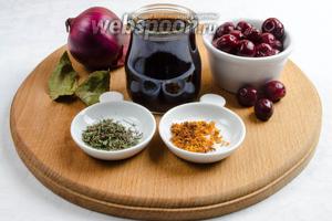 Чтобы получить вкусное мясо, нужно начать с приготовления маринада. Для этого взять: лук, вино красное, вишню замороженную, лавровый лист, тимьян, цедру апельсина.