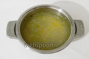 В кастрюлю выливаем бульон, при желании разводим его водой на ваш вкус. Ставим кастрюлю на огонь и доводим бульон до кипения.