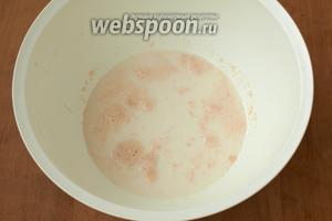 В 200 мл тёплого молока засыпать дрожжи и сахар, перемешать и оставить на 15 минут для активации.