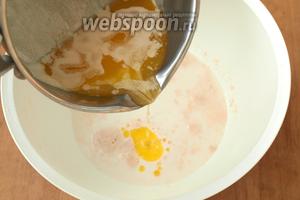 За это время растопить и остудить сливочное масло. Масло можно растопить всё, а можно для теста отдельно, а для заливки отдельно. Я растопила всё сразу. Добавить в миску половину растопленного масла и соль.