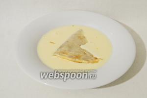Для кляра яйцо разбалтываем с молоком или не жирными сливками, можно добавить щепотку соли. Хорошенько окунаем в кляр начиненные блины.