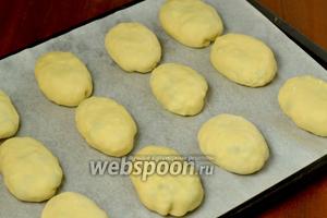 Для того чтобы не перепутать пирожки с разной начинкой, сначала выкладываем их на отдельные противни, заодно они и расстоятся, пока готовится следующая партия.