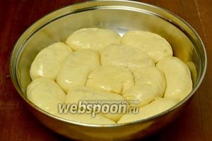 Смазываем форму маслом, пирожки укладываем кольцами: в каждом кольце разная начинка. Сверху смазываем пирожки растопленным сливочным маслом.
