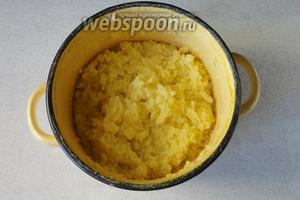 Когда вода закипит, добавляем кукурузную муку и соль, далее готовим, непрерывно помешивая, когда каша начнет отходить от стенок она готова. Каша должна получиться очень «крутой».
