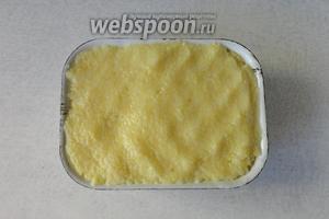Смазываем форму маслом и выкладываем горячую кашу. Хорошо утрамбовываем. Остужаем при комнатной температуре.