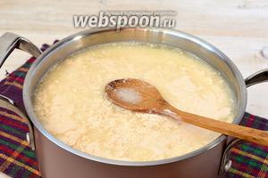 Нагреть до образования хлопьев (приблизительно до 75°C).До кипения не доводить. Снять с огня и охладить.