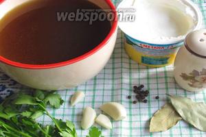 Для дальнейшего приготовления кундюмов нам понадобится грибной отвар, петрушка, чеснок, перец чёрный горошком, лавровый лист, соль, сметана для подачи.