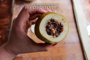 Наполните каждую грушу шоколадно-ореховой начинкой. Плотно утрамбовывайте её небольшой ложкой, чтобы поместилось как можно больше.